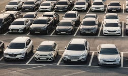 Des voitures garées dans un parking