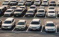 Des voitures garées dans un parking