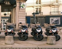 Une flotte de scooters