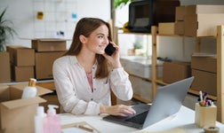 Shopify dropshipping woman receiving phone call