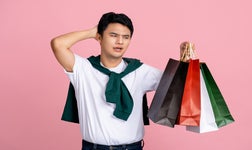 Man holding bags looking confused over Wix vs Squarespace