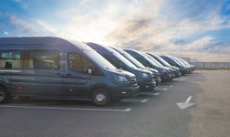 Une série de nouveaux camions garés dans un parking.